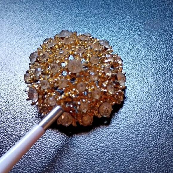 Vintage gold-toned rhinestone dome brooch Costume Jewelry - Picture 2 of 6